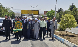 مراسم تبرکجویی از پرچم حرم مطهر امام رضا (ع) با حضور کاروان «زیر سایه خورشید» برگزار شد
